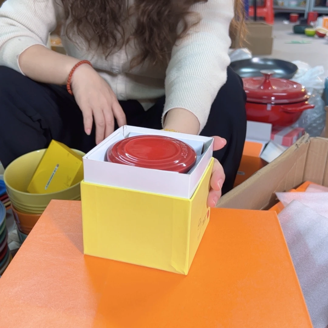 陶瓷红色带盖马克杯