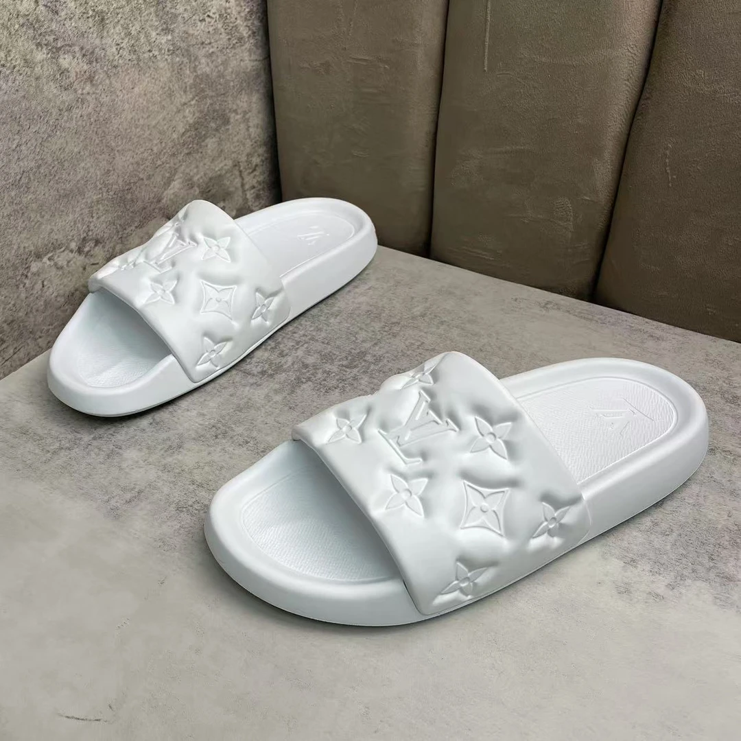 全新未使用 LouisVuitton/路易威登 白色老花浮雕休闲拖鞋/41码