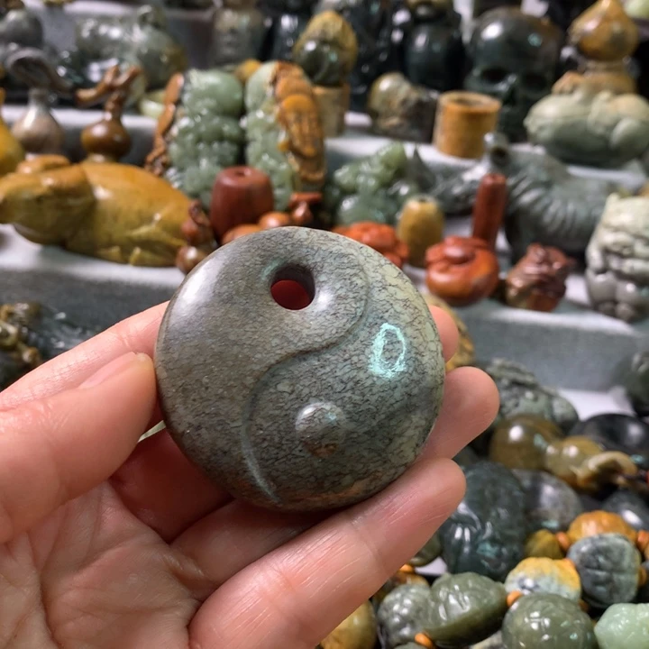 未镶嵌岫岩河磨玉（透闪石质玉）把件