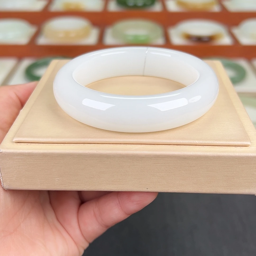 和田玉手镯未镶嵌白玉