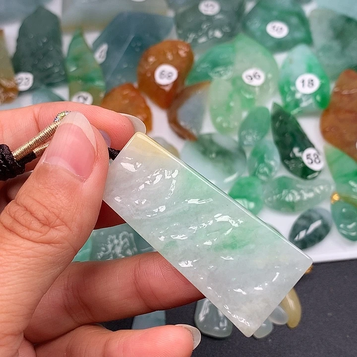 翡翠未镶嵌颈饰随型