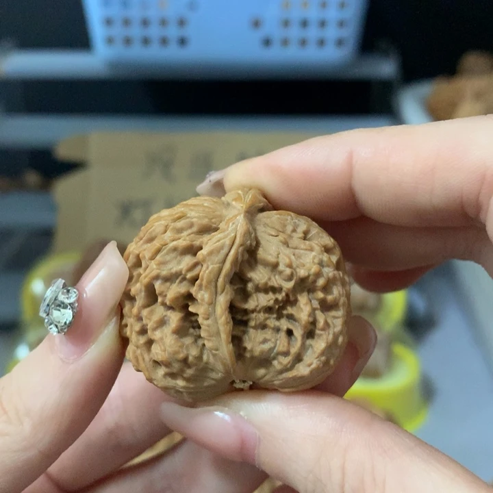 举***独吊坠文玩核桃异形单只，有瑕疵