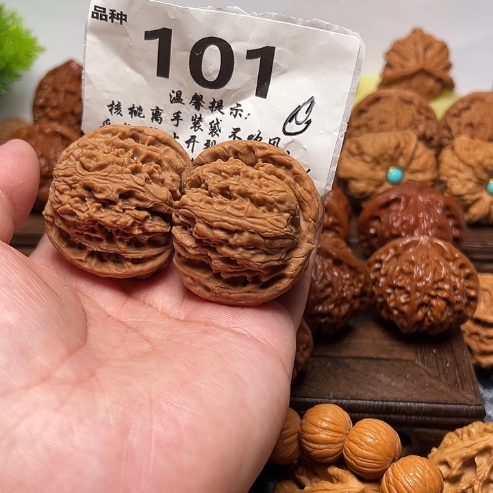 把件桃核南疆石。边41。 101