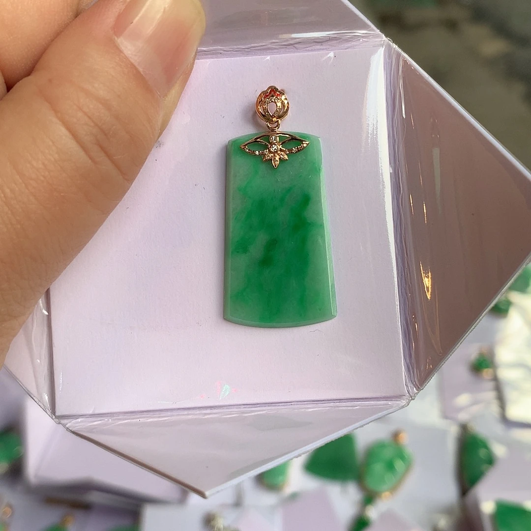 翡翠18K金镶嵌颈饰无事牌