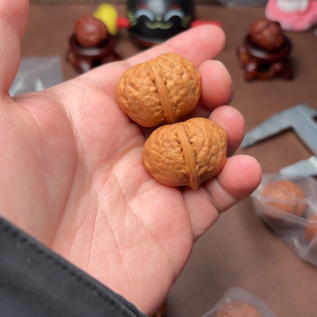 给***饭把件文玩核桃8100000