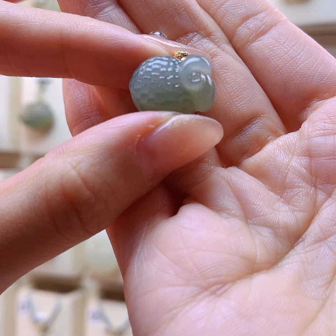 和田玉吊坠(赠链)18K金镶嵌万*?