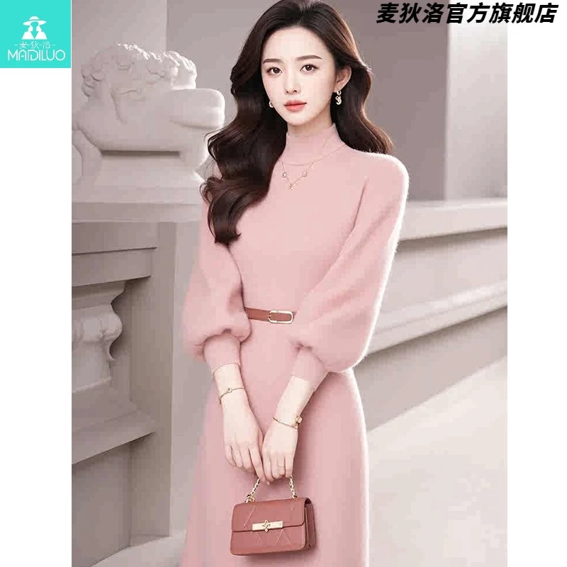轻奢粉色半高领长袖连衣裙女2025秋冬新款时尚收腰针织温柔长裙子