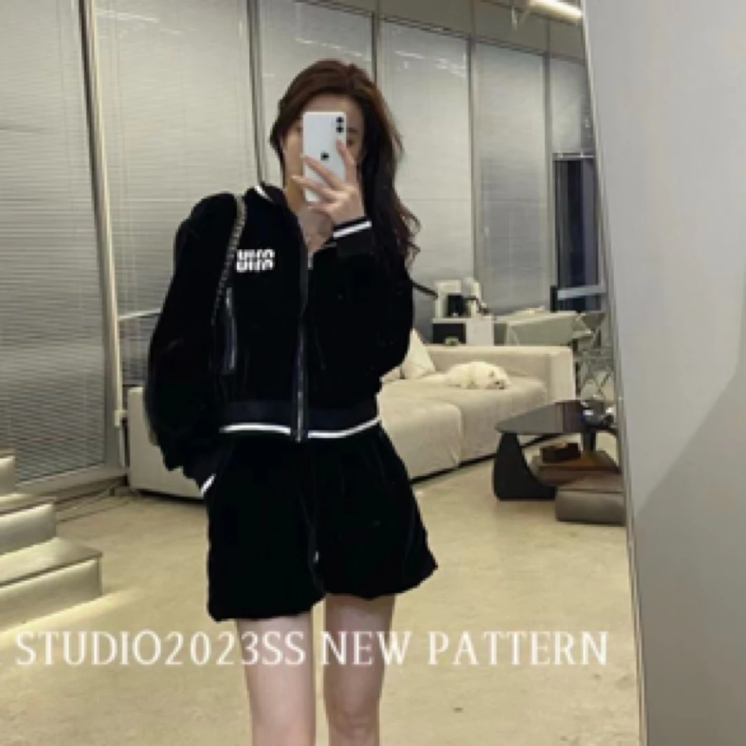 99新 MIU MIU/缪缪 纯色刺绣短款长袖外套/尺码42/WX109311