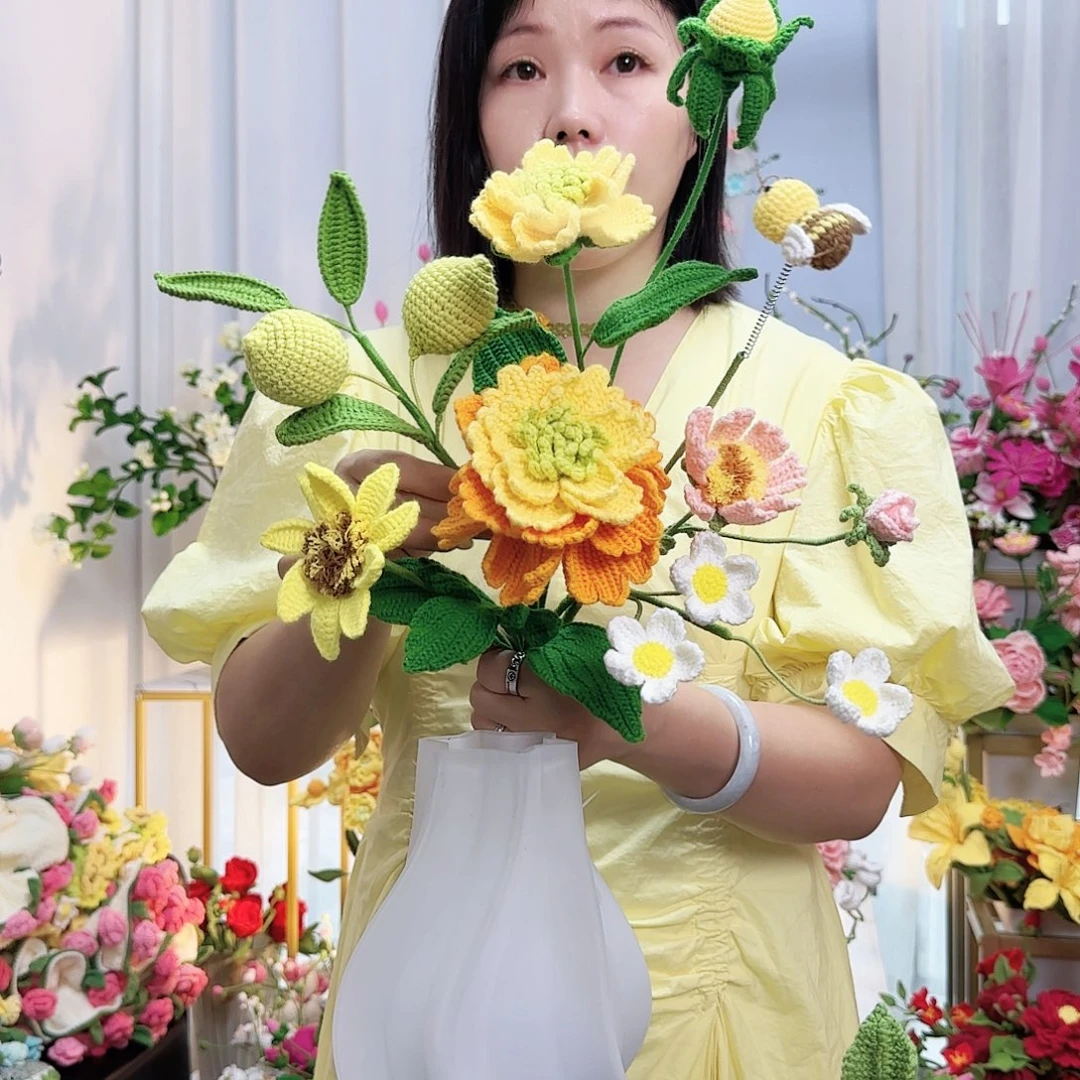 莱赛尔纤维棉手工钩织牡丹蜜蜂花束
