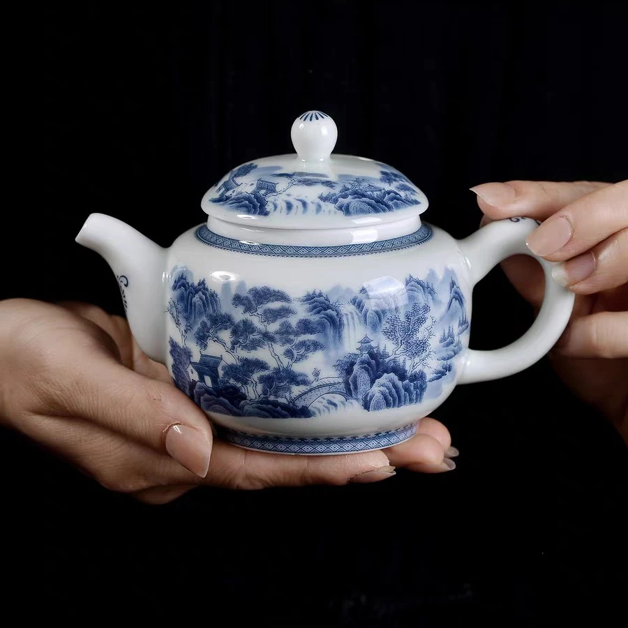 景德镇手工制作釉下彩青花山水之颠高端陶瓷泡茶壶（300CC左右）