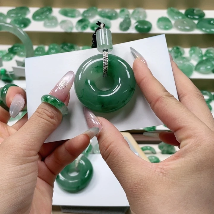 石英质玉甜甜圈吊坠未镶嵌