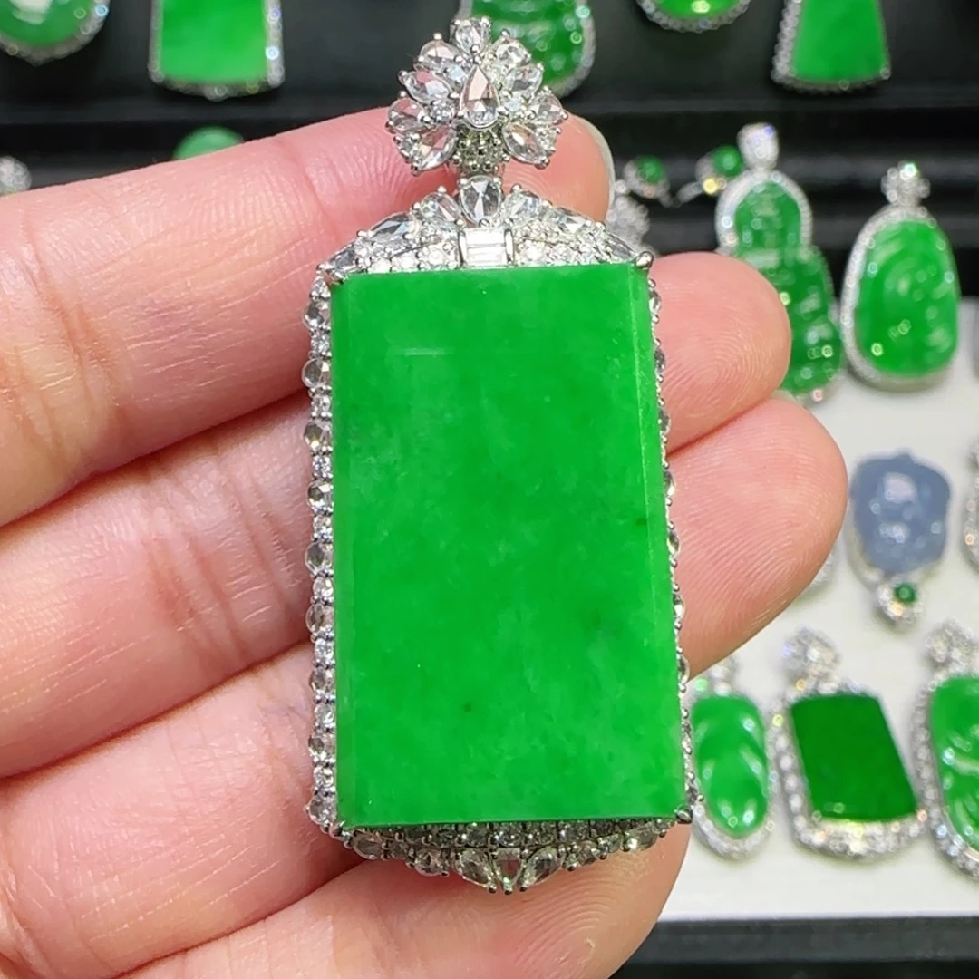 翡翠18K金镶嵌颈饰吊坠
