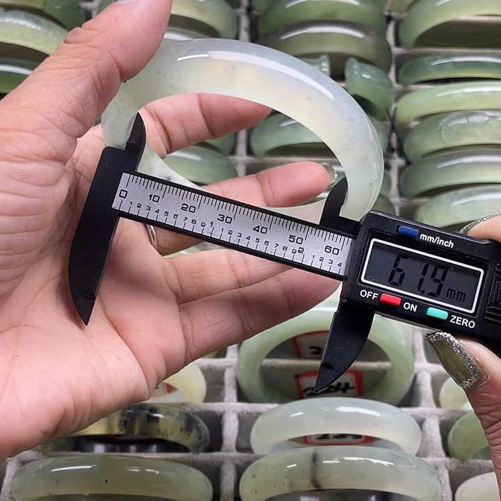 蛇纹石玉未镶嵌手镯233