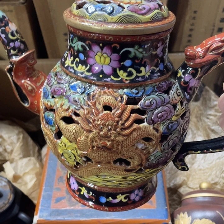 紫砂茶壶黄矿泥料手工制作的一把紫砂壶。