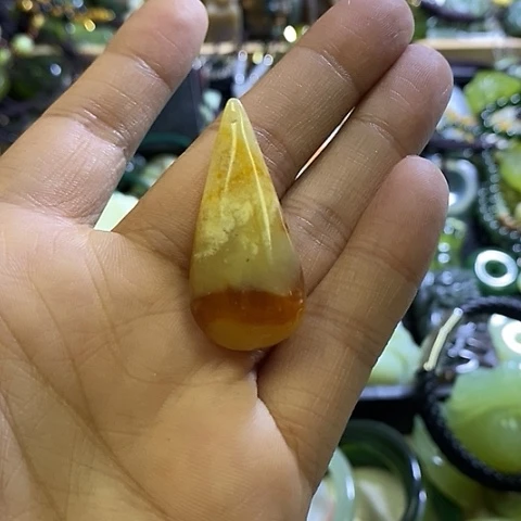 岫玉未镶嵌颈饰一个