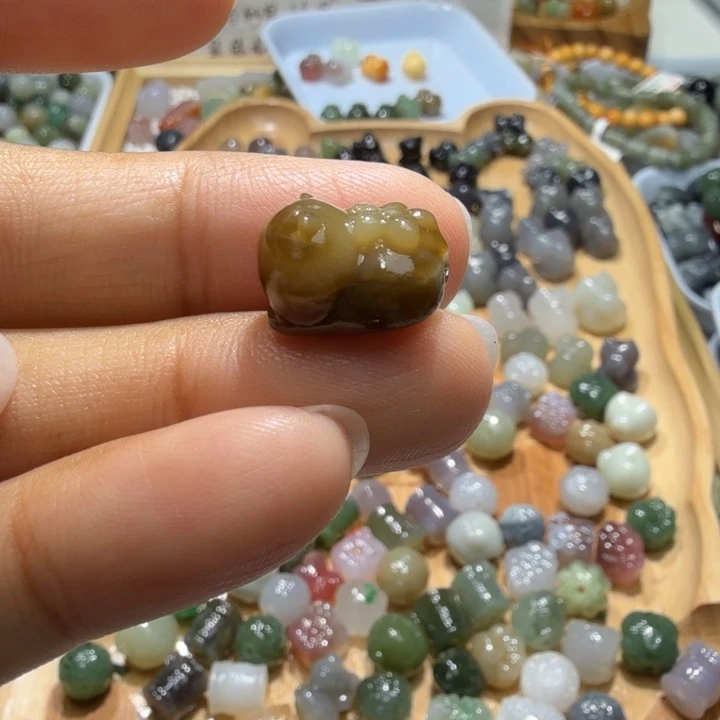 和田玉未镶嵌珠宝半成品包容