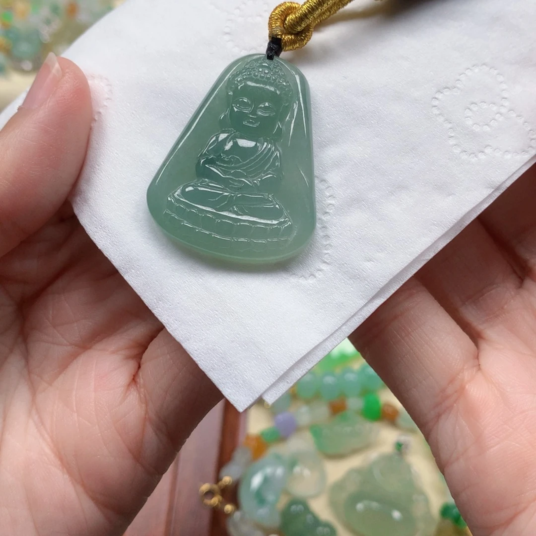 翡翠未镶嵌颈饰是