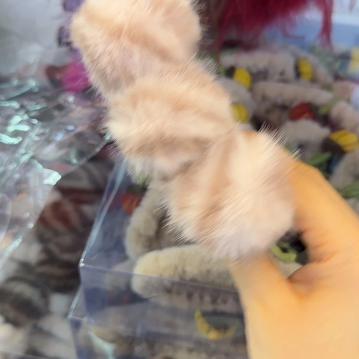 布艺非金属粉色毛毛香蕉夹-18
