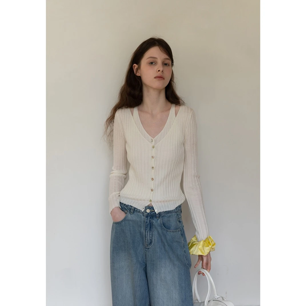 EGGKA “氧气”纯色V领坑条假两件针织衫修身短款上衣 E25A8009BK