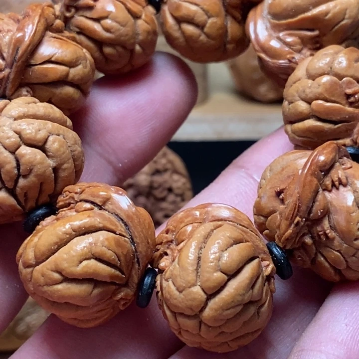 漠***狮风味纯手工桃核雕刻螭龙