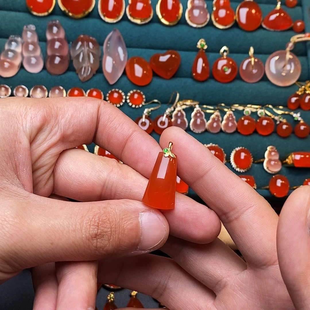 南红玛瑙18K金镶嵌颈饰