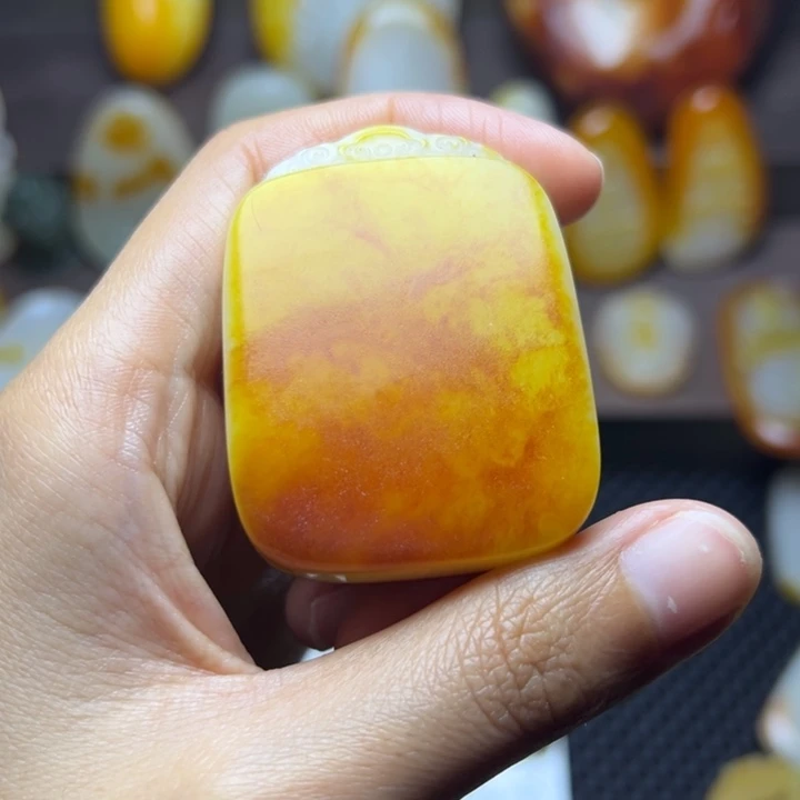 正***德和田玉未镶嵌颈饰