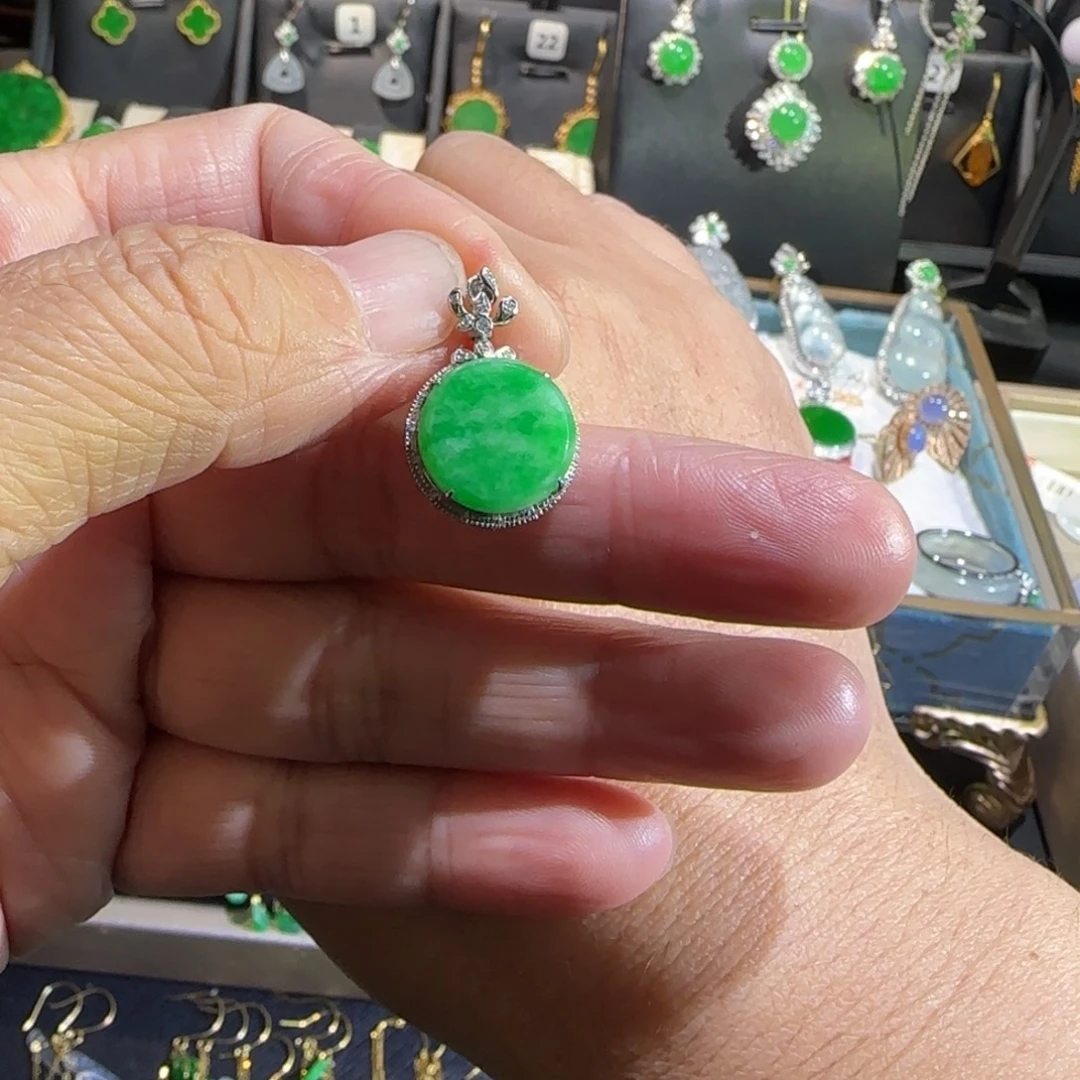 翡翠18K金镶嵌颈饰吊坠