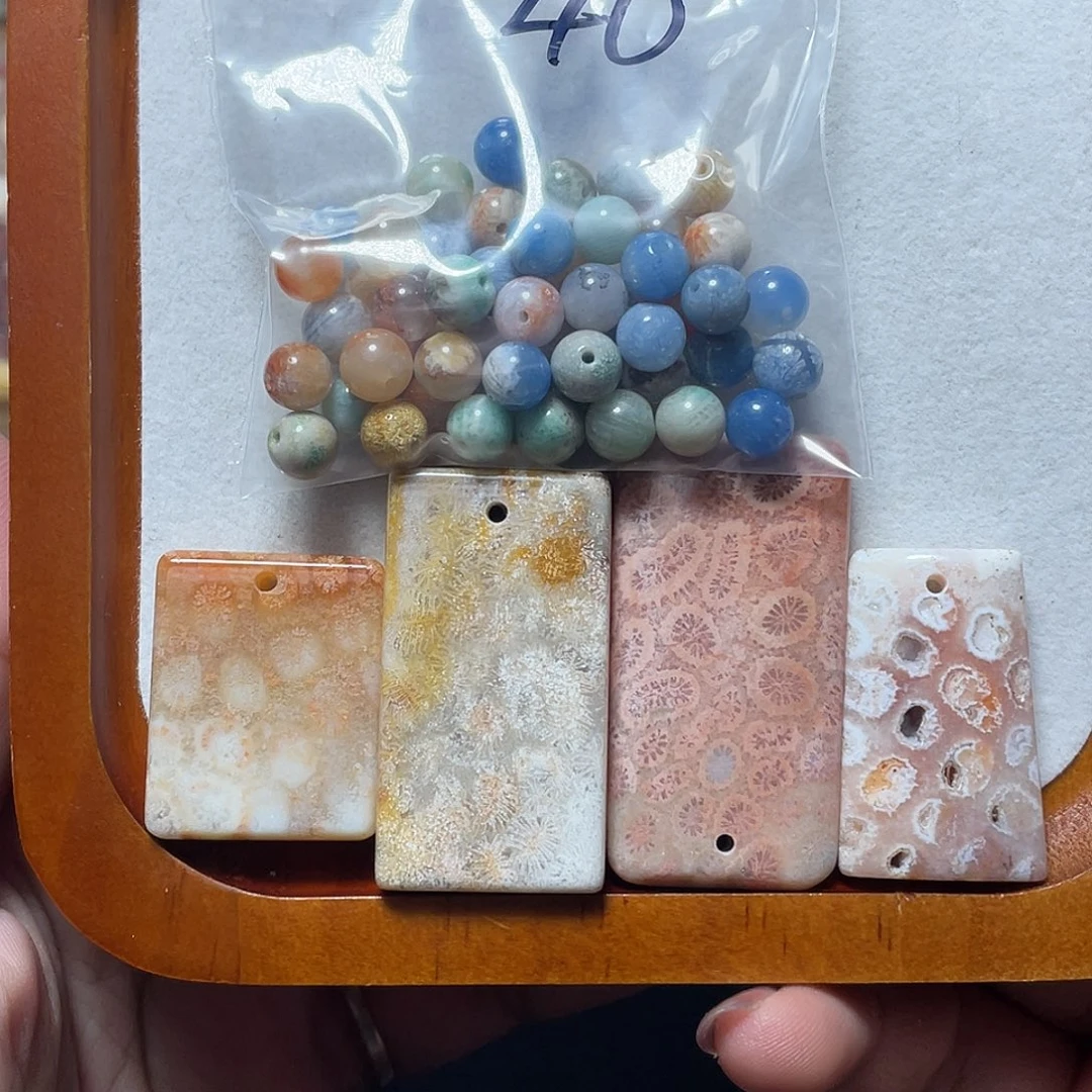c***兔硅化珊瑚（珊瑚玉）合金颈饰