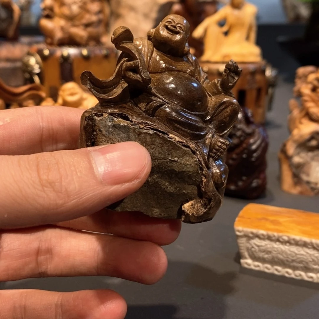 楠木教****师金丝楠天然抱石弥勒佛手工雕刻