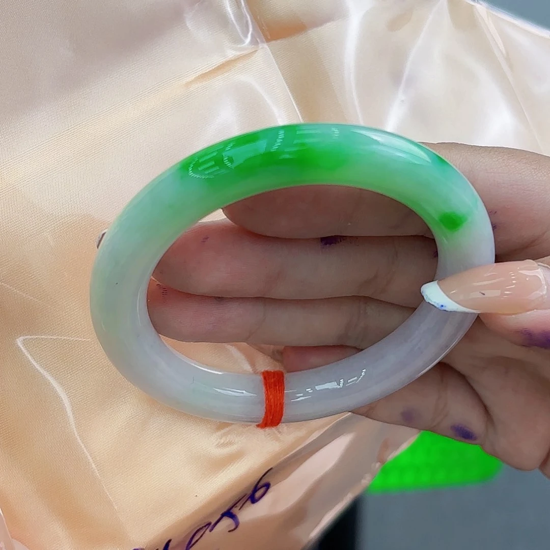 翡翠手镯未镶嵌翡翠手镯