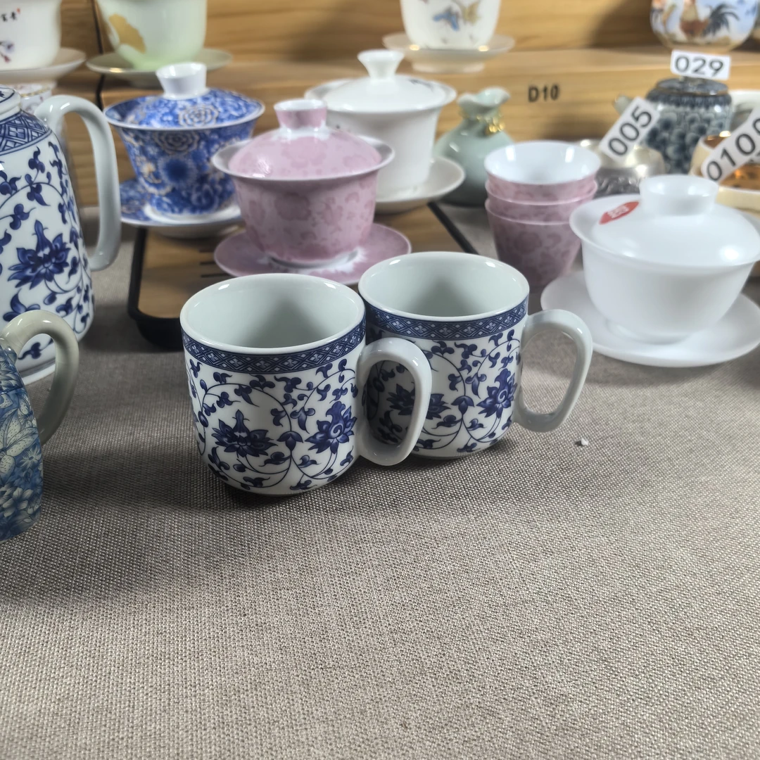 青花带手把茶杯喝茶