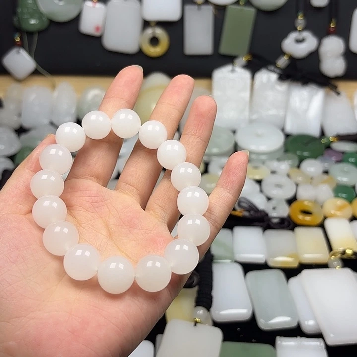 石英质玉未镶嵌颈饰哈**士