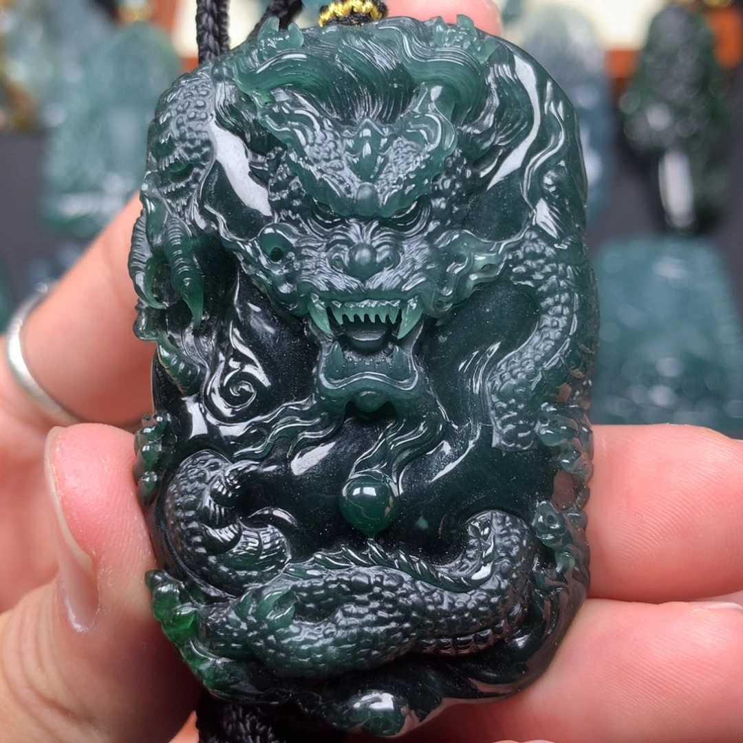 翡翠未镶嵌颈饰龙
