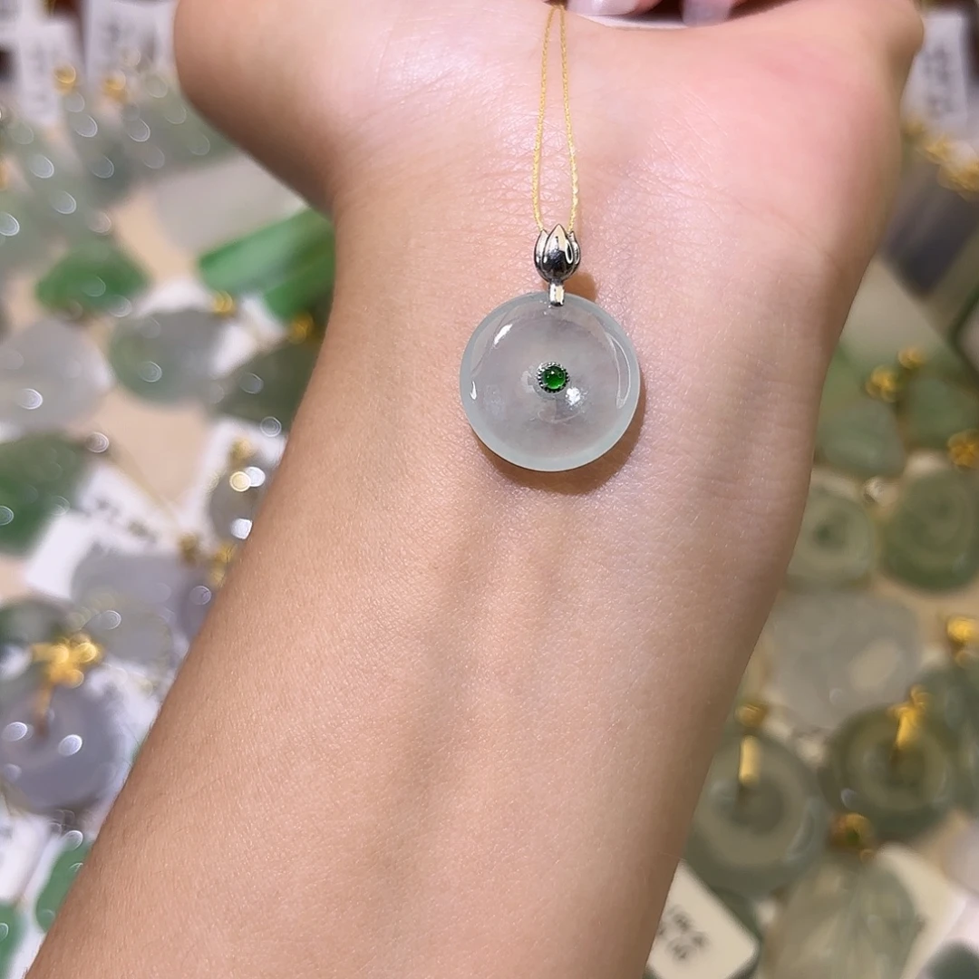 翡翠18K金镶嵌颈饰平安扣