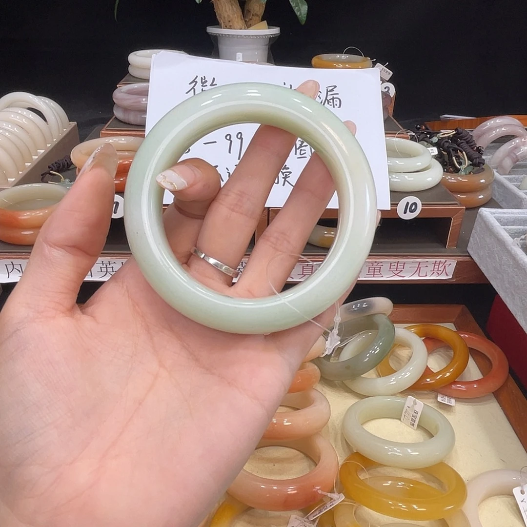 婉***儿石英岩玉未镶嵌手镯