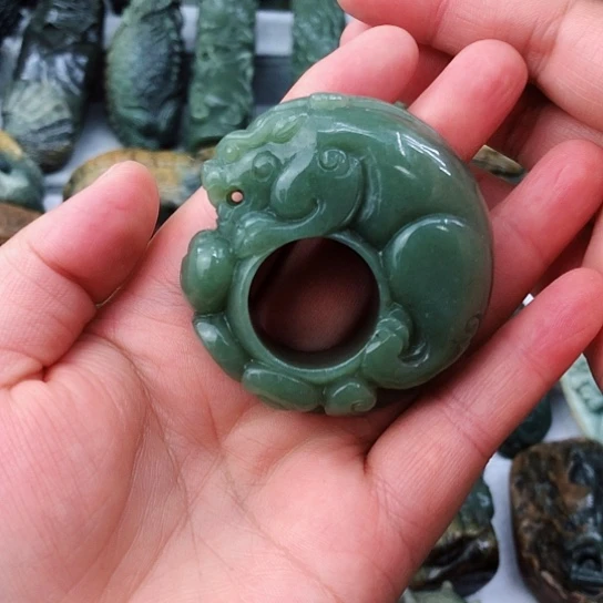 未镶嵌岫岩老玉（透闪石质玉）把件