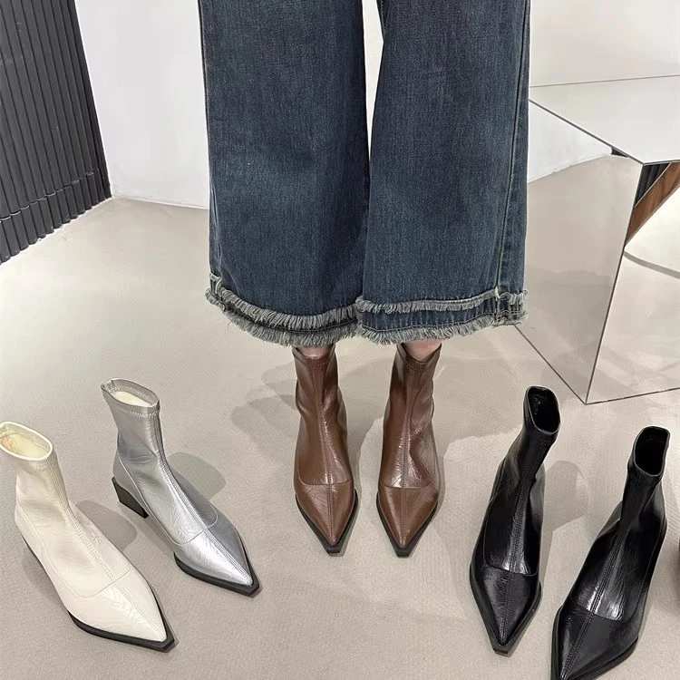 抒融欧美气质尖头平底马丁靴女秋冬新款时装显瘦复古小众骑士靴