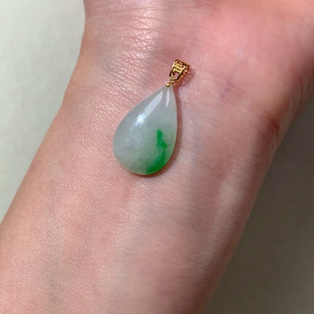 翡翠18K金镶嵌颈饰水滴