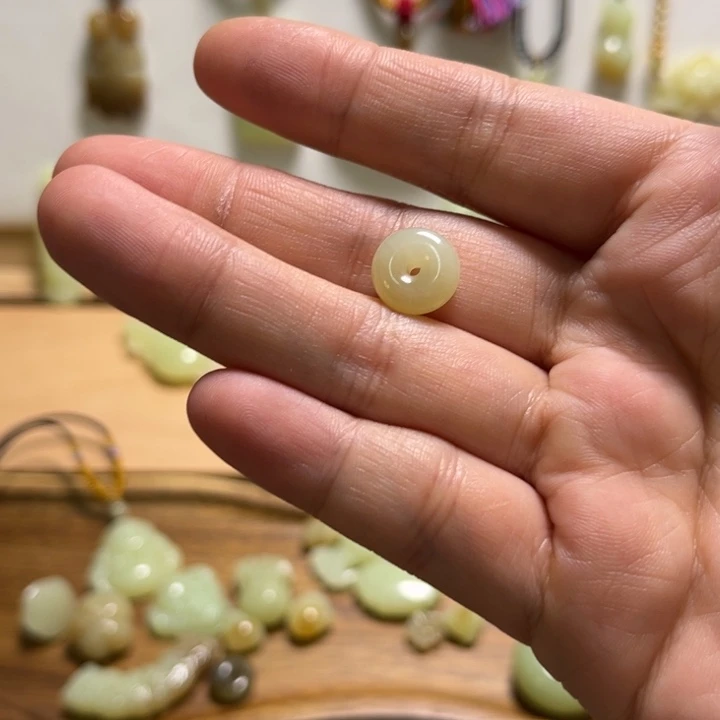 断***念和田玉未镶嵌颈饰