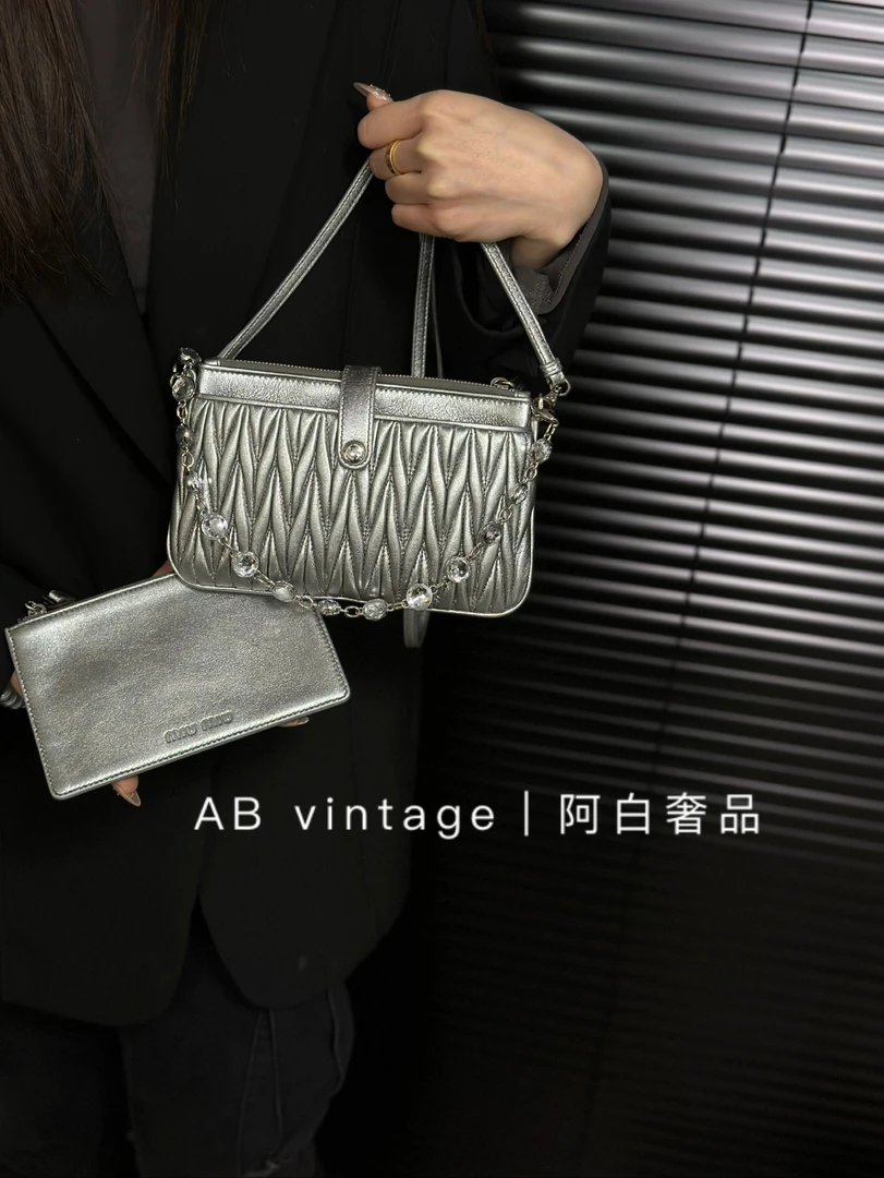 95新 MIU MIU/缪缪 阿白奢品/缪缪 银色单肩包（有子袋）