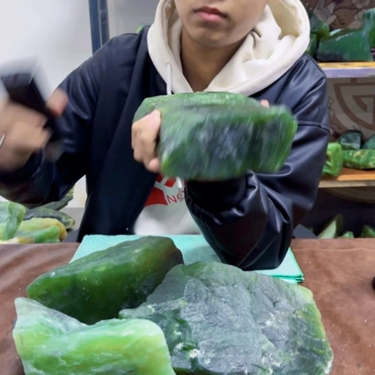 未镶嵌蛇纹石玉原石?****y