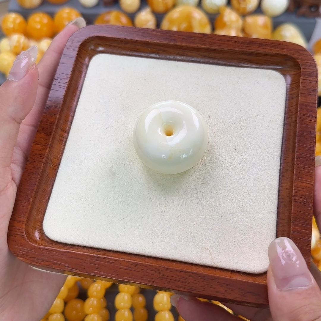 蜜蜡未镶嵌珠宝奇石