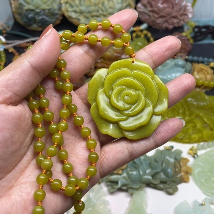 蛇纹石玉未镶嵌颈饰