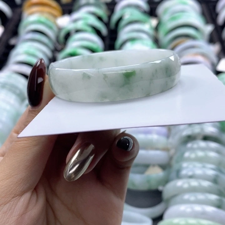 翡翠未镶嵌手镯公主