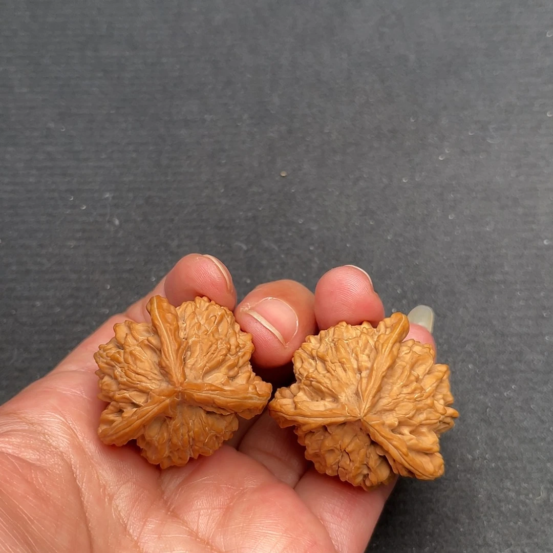 桃核把件36×33盘山三棱XM3353（微微蹭尖）