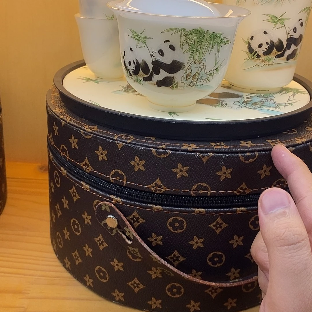 盖碗里的水煮开后放入