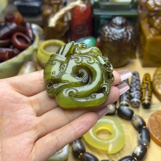 蛇纹石玉未镶嵌颈饰