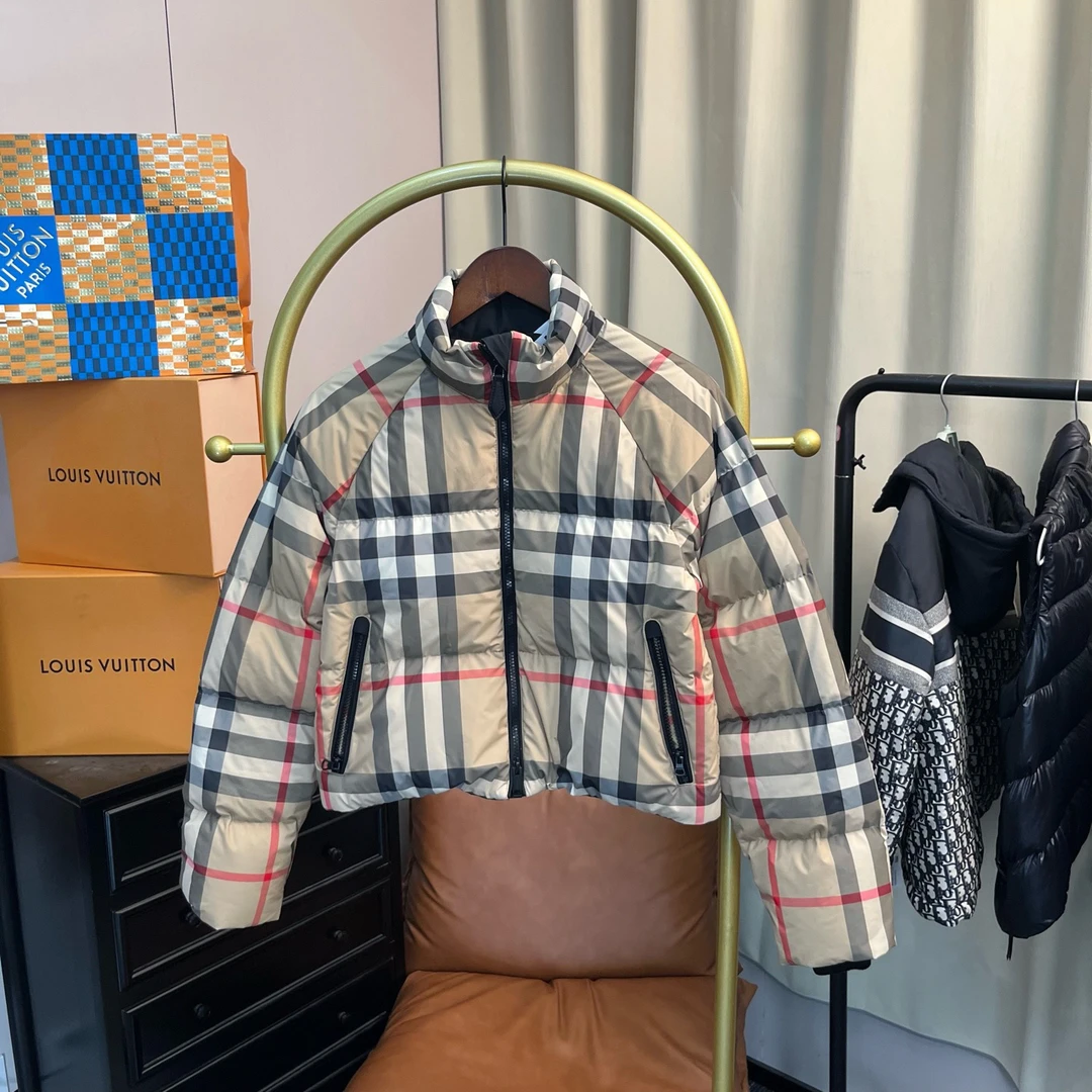 99新 BURBERRY/博柏利 棕色格纹经典款羽绒服 xs码