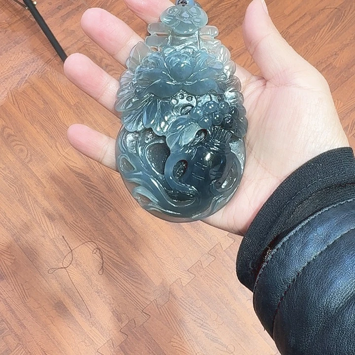 玖***贝岫玉未镶嵌颈饰吊坠