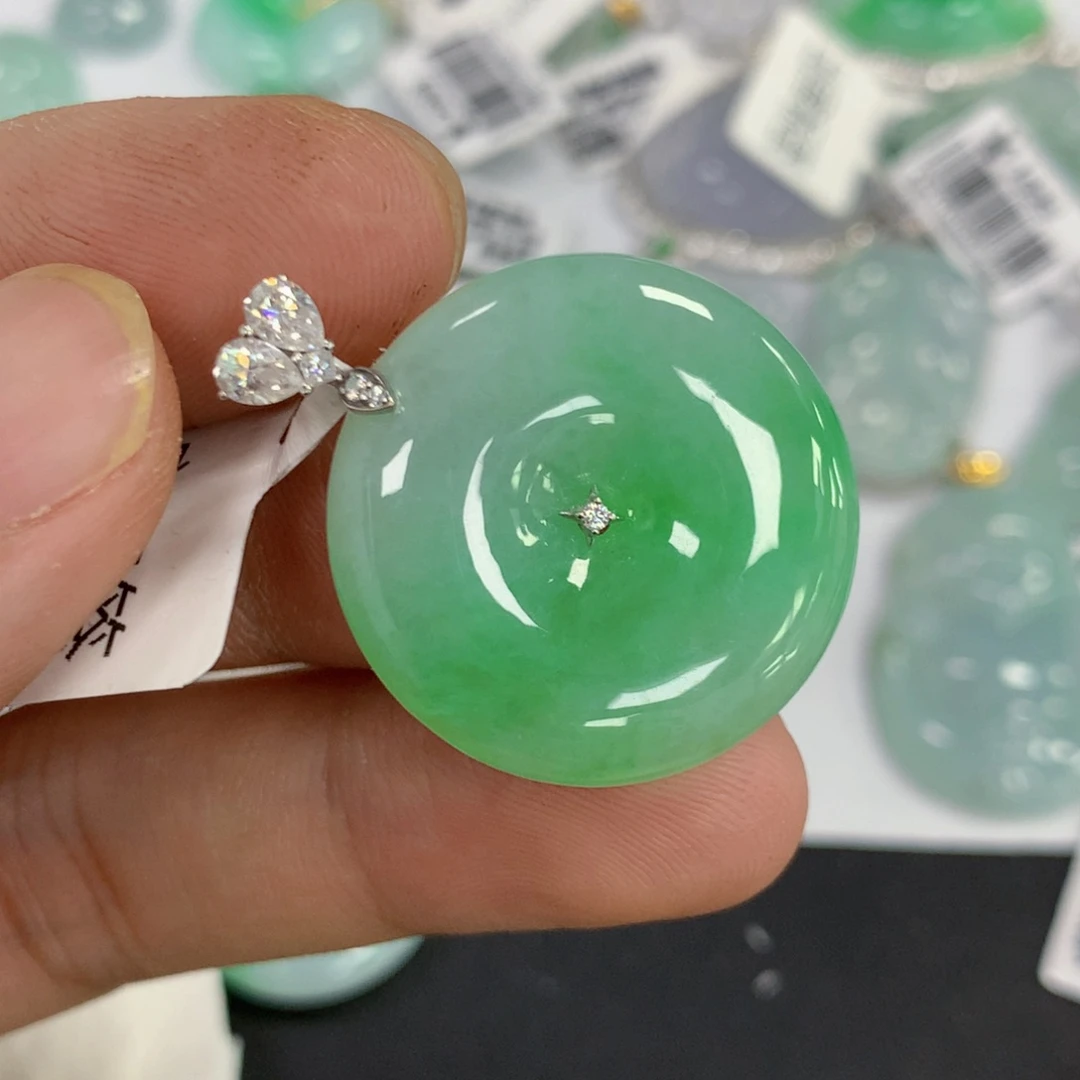 颈饰18K金镶嵌翡翠